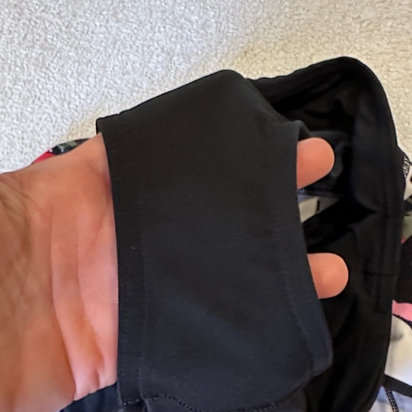 Lululemon- Women's Camouflage Print Shorts size 6 ( please read below 👇🏻) - Picture 2 of 9